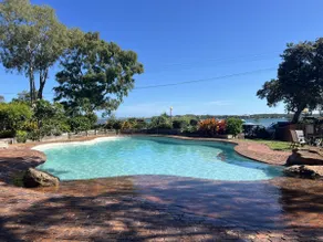 Bribie Island Waterfront Luxury Apartment - Image 3