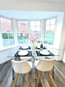 4BDR Luxury Stay - 2 Parking - Family Friendly - Image 3