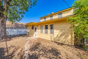 Charming Vintage Retreat: Spacious Stay for 15! - Image 4