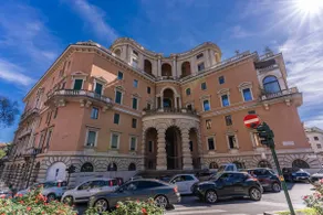 Elegant Historic apt |5 Min to Metro | trendy area - Image 3