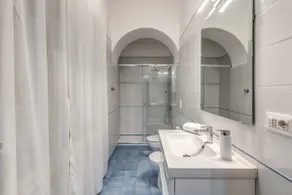 Elegant Historic apt |5 Min to Metro | trendy area - Image 5