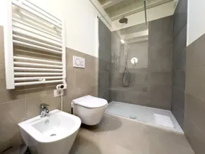 Bright apartment with terrace and pool - Image 3