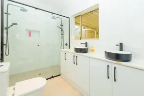 Glenelg House Modern 5QBed,1cot,3Bth, 4TV,FastWIFI - Image 2