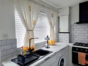 Cozy 2BR Home Leeds Free Parking & Wifi Pets Welcome - Image 4
