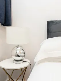 Modern 2- Bedroom Apartment in Central Redhill! - Image 3