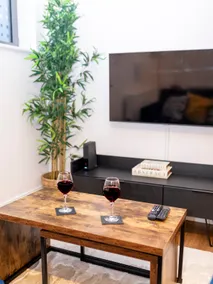 Modern 2- Bedroom Apartment in Central Redhill! - Image 4