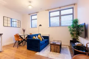 Modern 2- Bedroom Apartment in Central Redhill! - Image 2