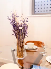 Modern 2- Bedroom Apartment in Central Redhill! - Image 5