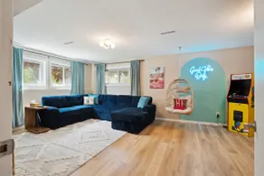 Sleeps 10 | Walk to Kinnick | Game Room | Spacious - Image 2