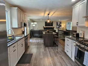 Spacious home with backyard - Image 5