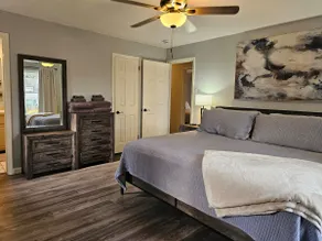 Spacious home with backyard - Image 4