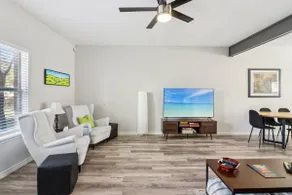 Spotless home w/ 2 Car Garage, 4 mins to Downtown - Image 5