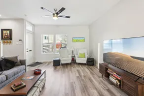 Spotless home w/ 2 Car Garage, 4 mins to Downtown - Image 4