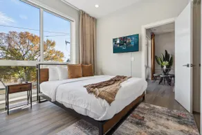 12 Min to Downtown • Rooftop • EV + Free Parking - Image 2