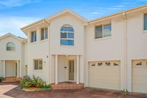Double story Townhouse in perfect location! - Image 4