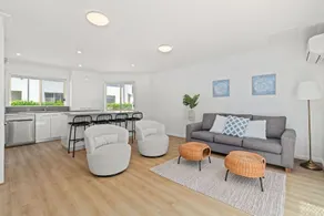 Double story Townhouse in perfect location! - Image 3