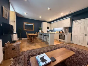 Smart Clifton Flat, Driveway Parking, EV Charging - Image 2