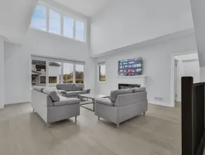 Luxury 5BR· Chef's Kitchen · Sleeps 10 · Superhost - Image 2