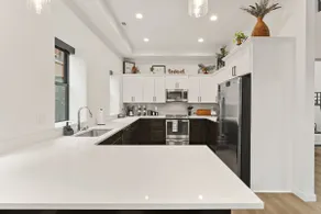 Modern Luxury - 3 Bed in the Heart of Downtown! - Image 3