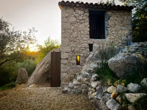 Remote cottage with valley views - Image 2