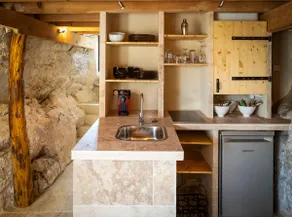Remote cottage with valley views - Image 5