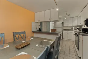 Plains/Chicago Midcentury Guest House - Image 5