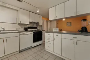 Plains/Chicago Midcentury Guest House - Image 4