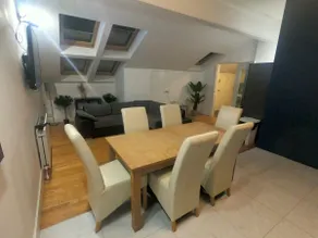 Stylish Belfast Loft, Large Living / Dining Area - Image 4