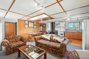 Bull Tavern - Walk To Great Lake Hotel - Image 4
