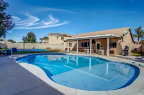 Alluring Escapade: Pool, Games, Near Airport&Shops - Image 2