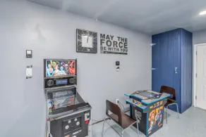 Alluring Escapade: Pool, Games, Near Airport&Shops - Image 5