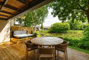 Beautiful Cotswold Lakefront Home with Hot Tub. - Image 3