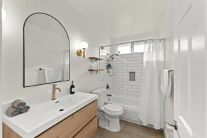 King Suite｜Comfy Bed｜Quiet Street｜Yard｜Garage - Image 5