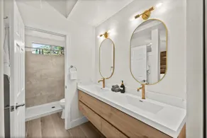 King Suite｜Comfy Bed｜Quiet Street｜Yard｜Garage - Image 2