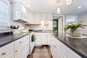 Modern Apt | Close to Beaches & Portland | DogsOK - Image 4