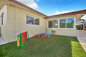 6 mins to the beach, games, Heated pool, BBQ, TV. - Image 5