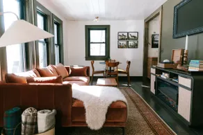 Four-Season Luxury Lakefront Cabin Close to Camden - Image 4