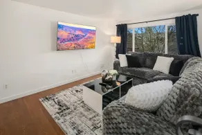 Modern Silver Lake Home, Everett - Image 4