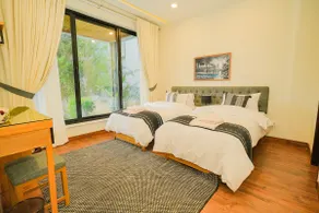 Luxury King size 5-Bed Guest House w/Pool & Garden - Image 3