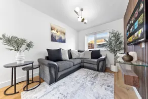 AC Family Home 4BR Sleeps 8 Garden Wifi & Parking - Image 2