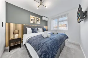 AC Family Home 4BR Sleeps 8 Garden Wifi & Parking - Image 4
