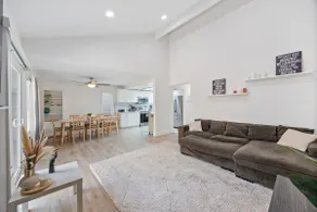 Modern Downtown Escape Sleeps 10 - Image 5