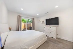 Modern Downtown Escape Sleeps 10 - Image 4