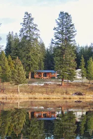 Amazing Private Lake Hideaway with hot tub & canoe - Image 4