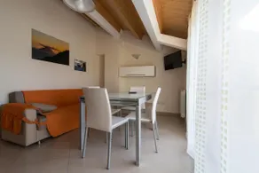 Bright apartment on the lake - Image 3