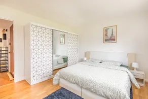 Elegant 2-bedroom with private terrace - Image 2