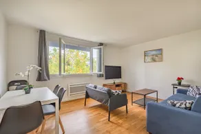 Elegant 2-bedroom with private terrace - Image 3
