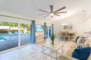 Walk to beach pool and spa home - Image 4