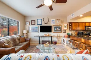 *Hot-Tub*Walkable Hikes & Shops*Wild & Wonderful* - Image 2