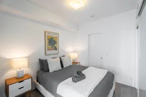 1BR Condo with City View Near CN Tower & Parking - Image 2